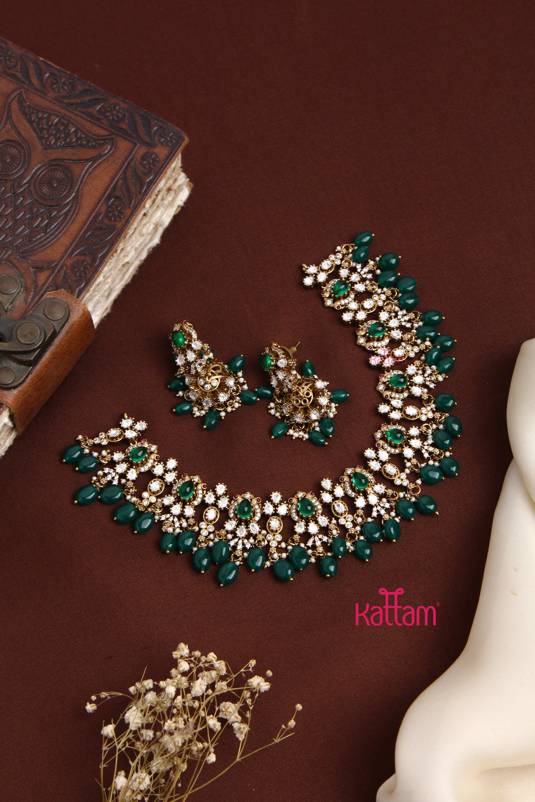 Sandra - Victorian Black Polish Green Choker