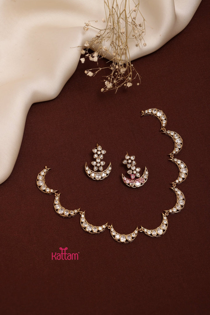 AD Wavy White Stone Choker - N5273