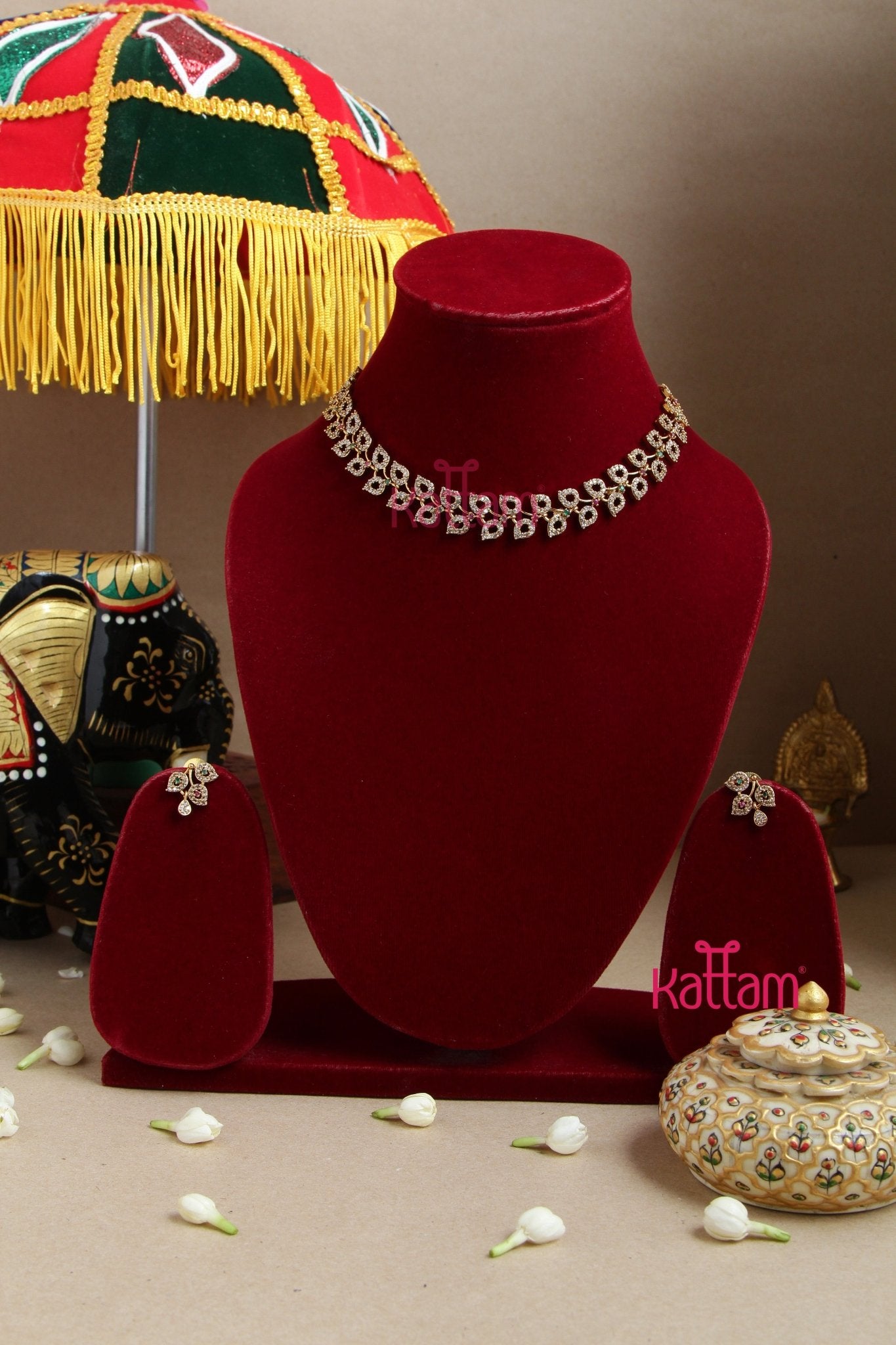 niha-ad-leaf-choker-488715.jpg