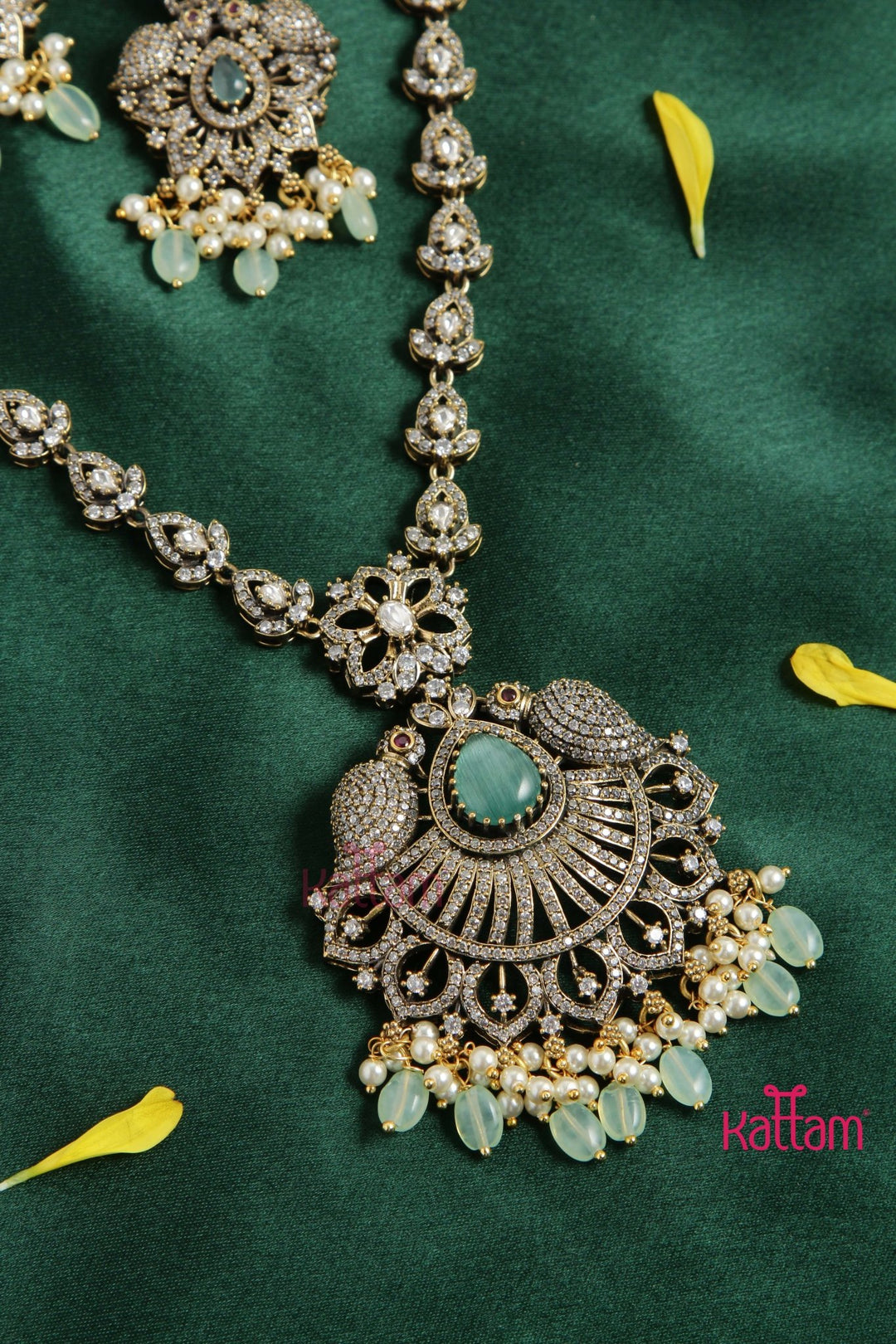 Victorian AD Parrot Green Bead Short Necklace - N6056