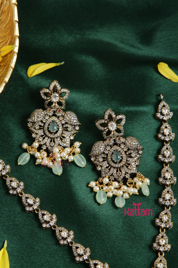 Victorian AD Parrot Green Bead Short Necklace - N6056