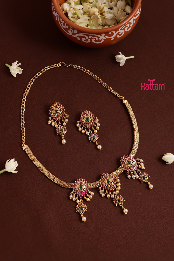 Motif Pearl Attigai Choker