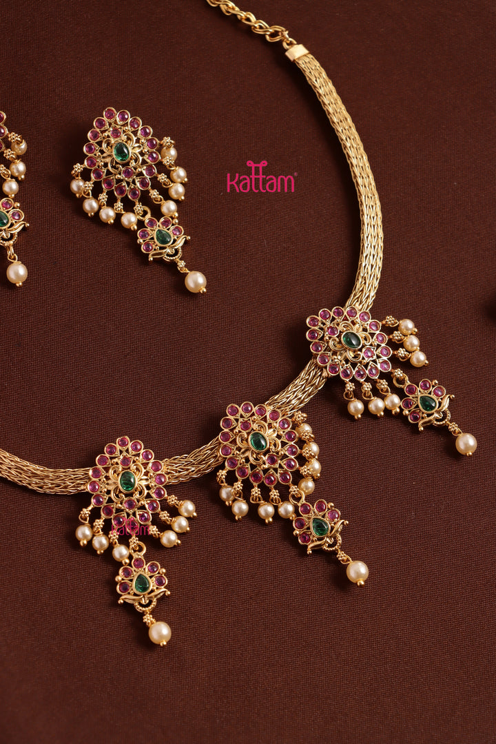 Motif Pearl Attigai Choker