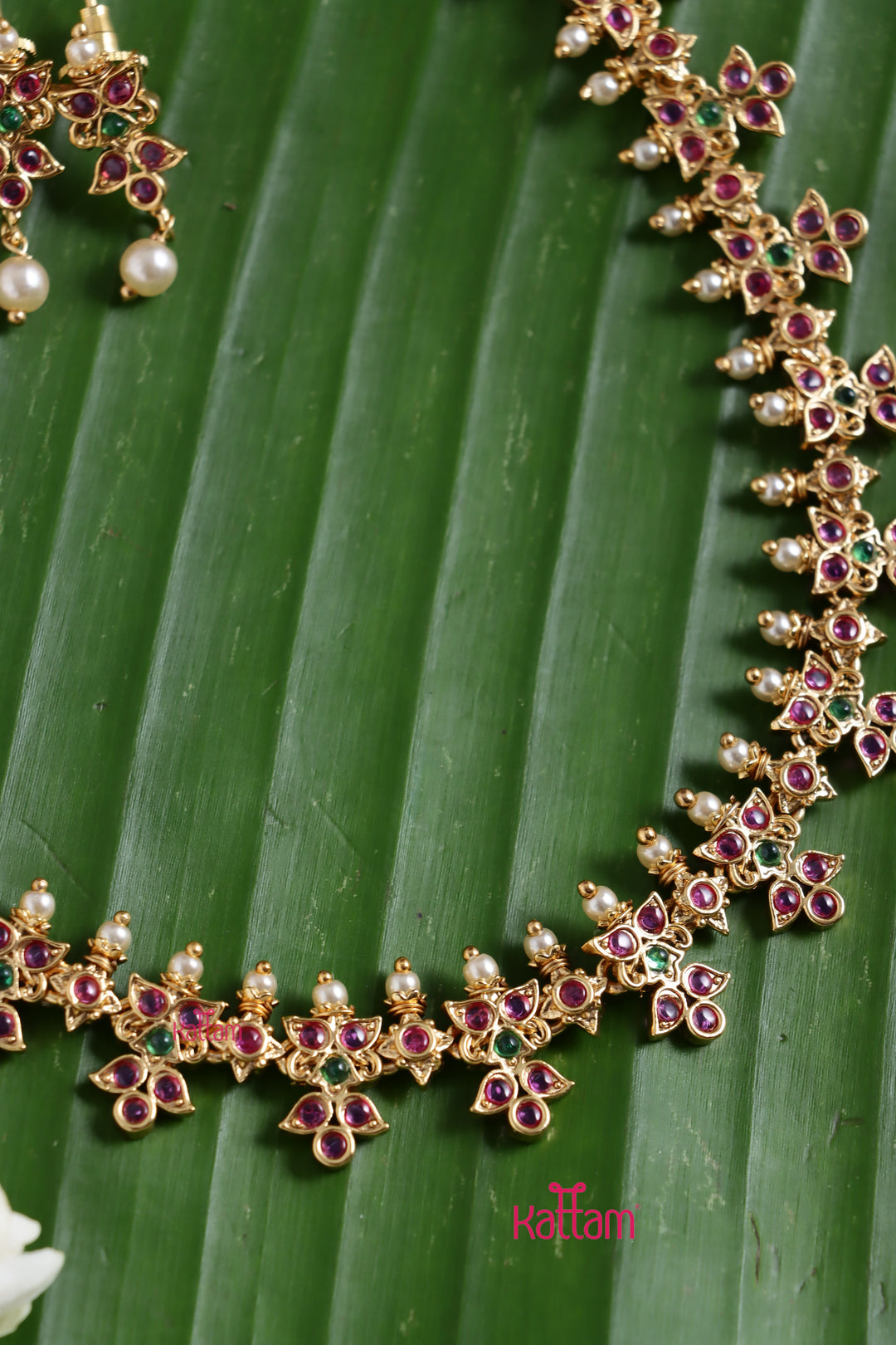 Chic Leafy Pearl Choker