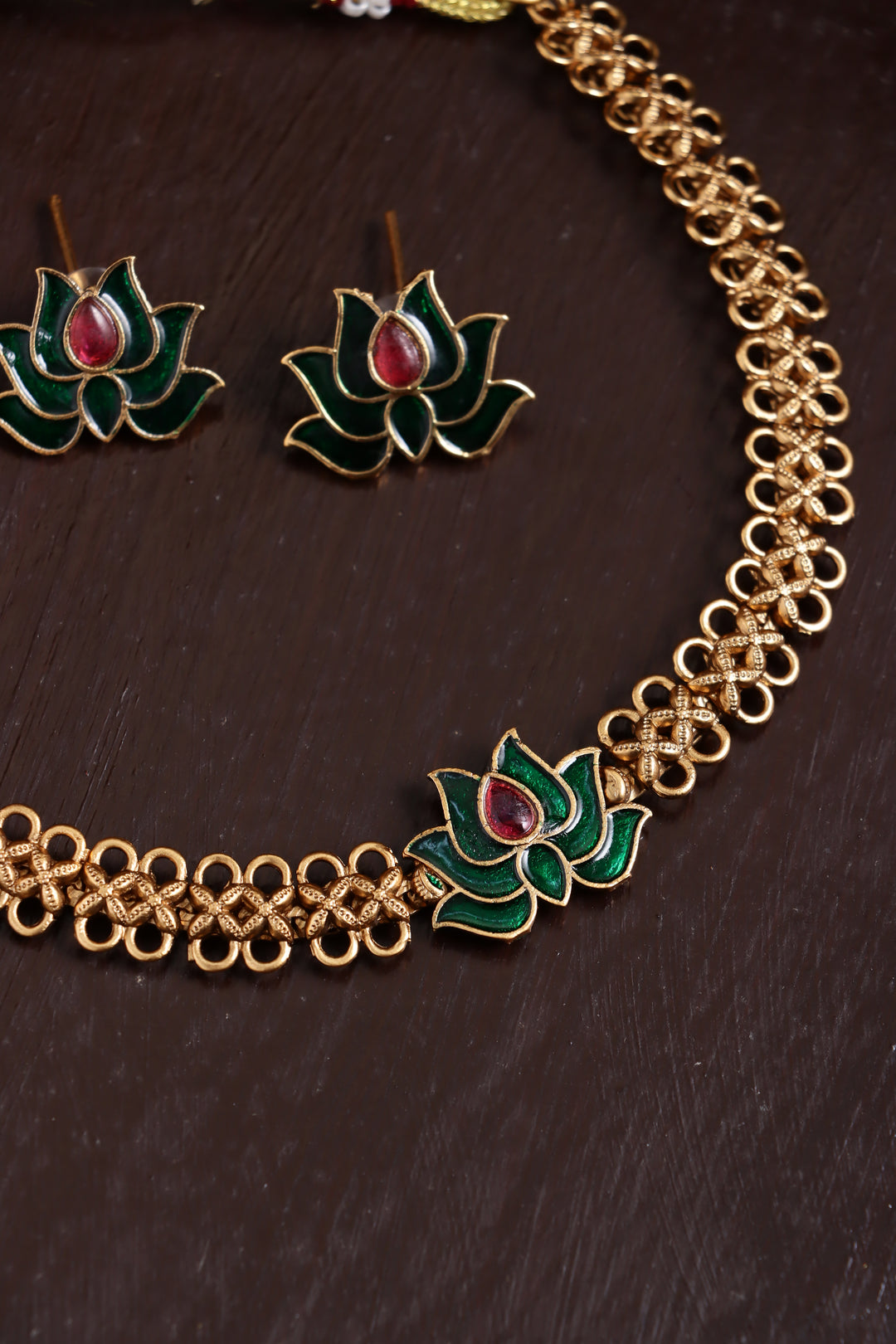 Budgetted Lotus Choker - Green