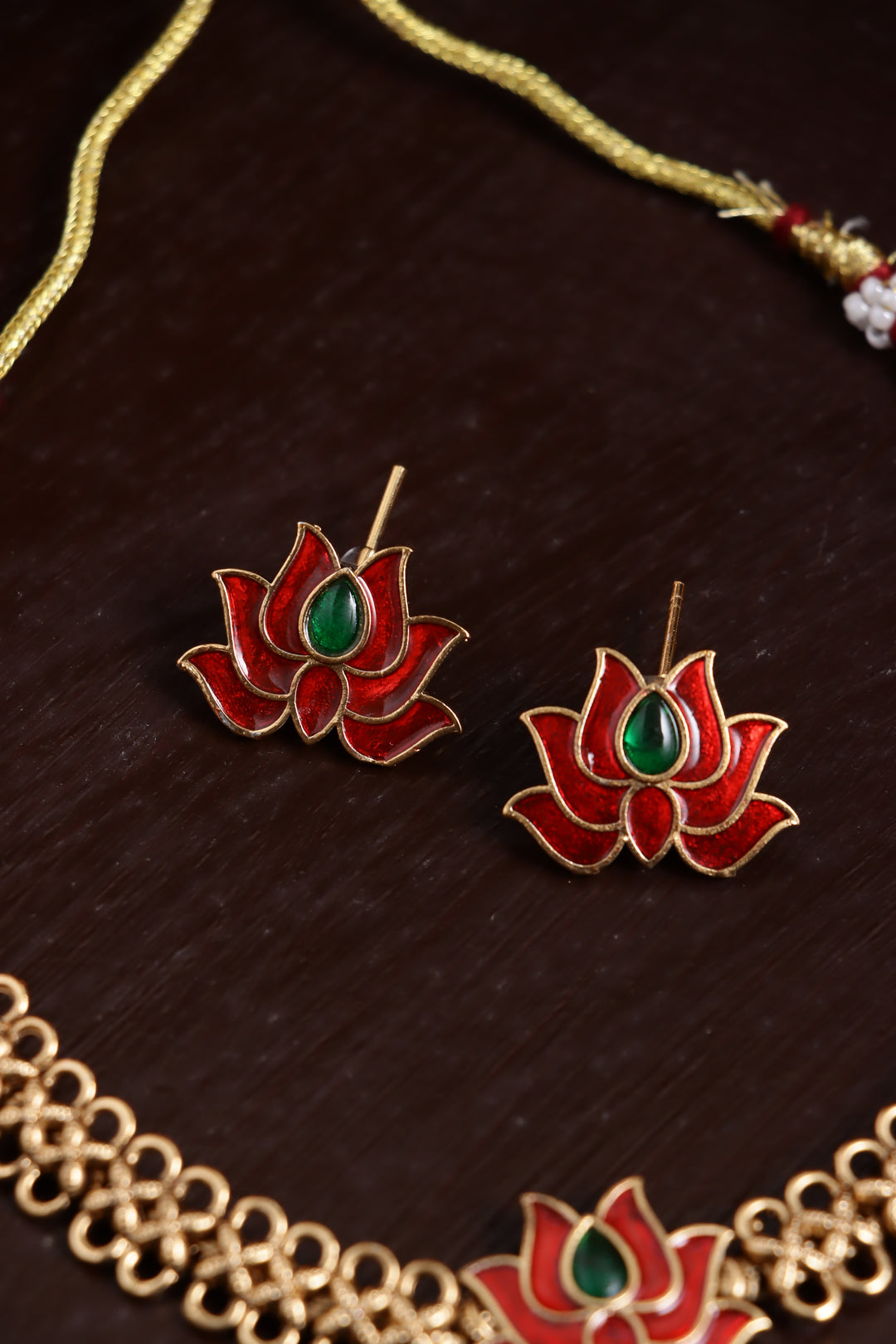 Budgetted Lotus Choker - Rubygreen