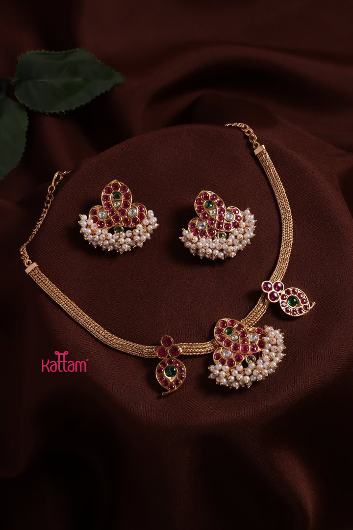 Kalai Kemp Clustered Pearl Attigai Choker