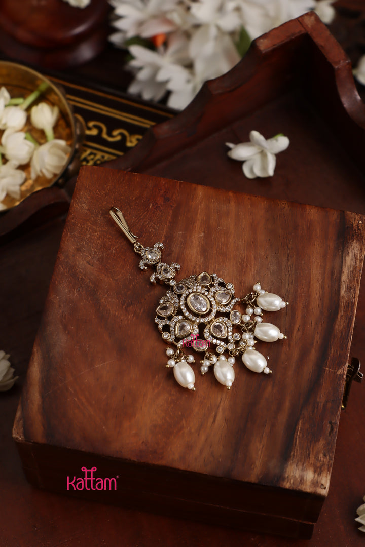 Edora - Victorian White Maangtikka