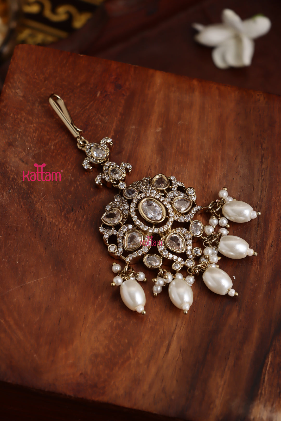 Edora - Victorian White Maangtikka