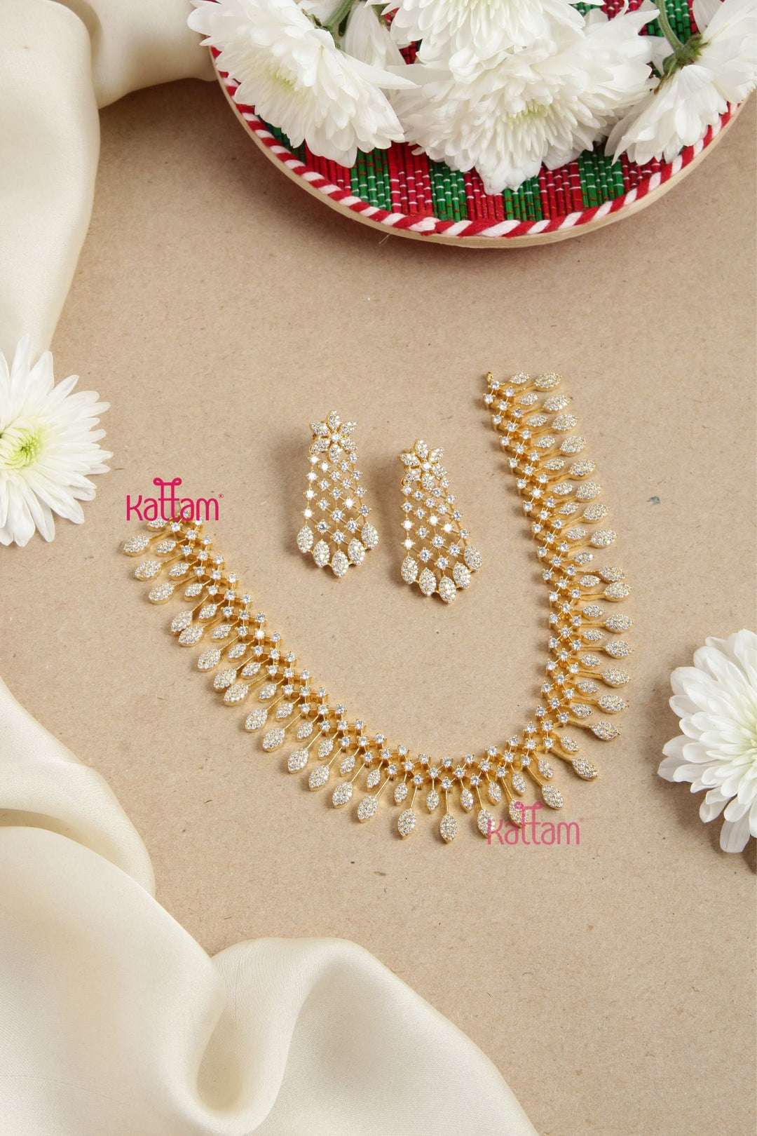 AD Spike Leaf White Choker - N5061