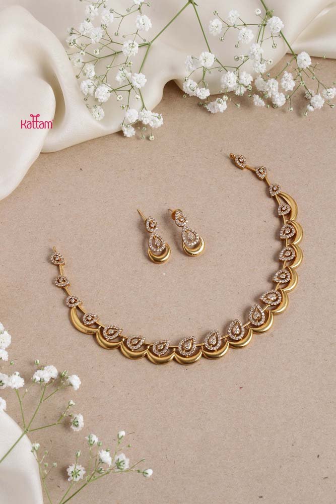 AD White Drop Wave Choker - N2551