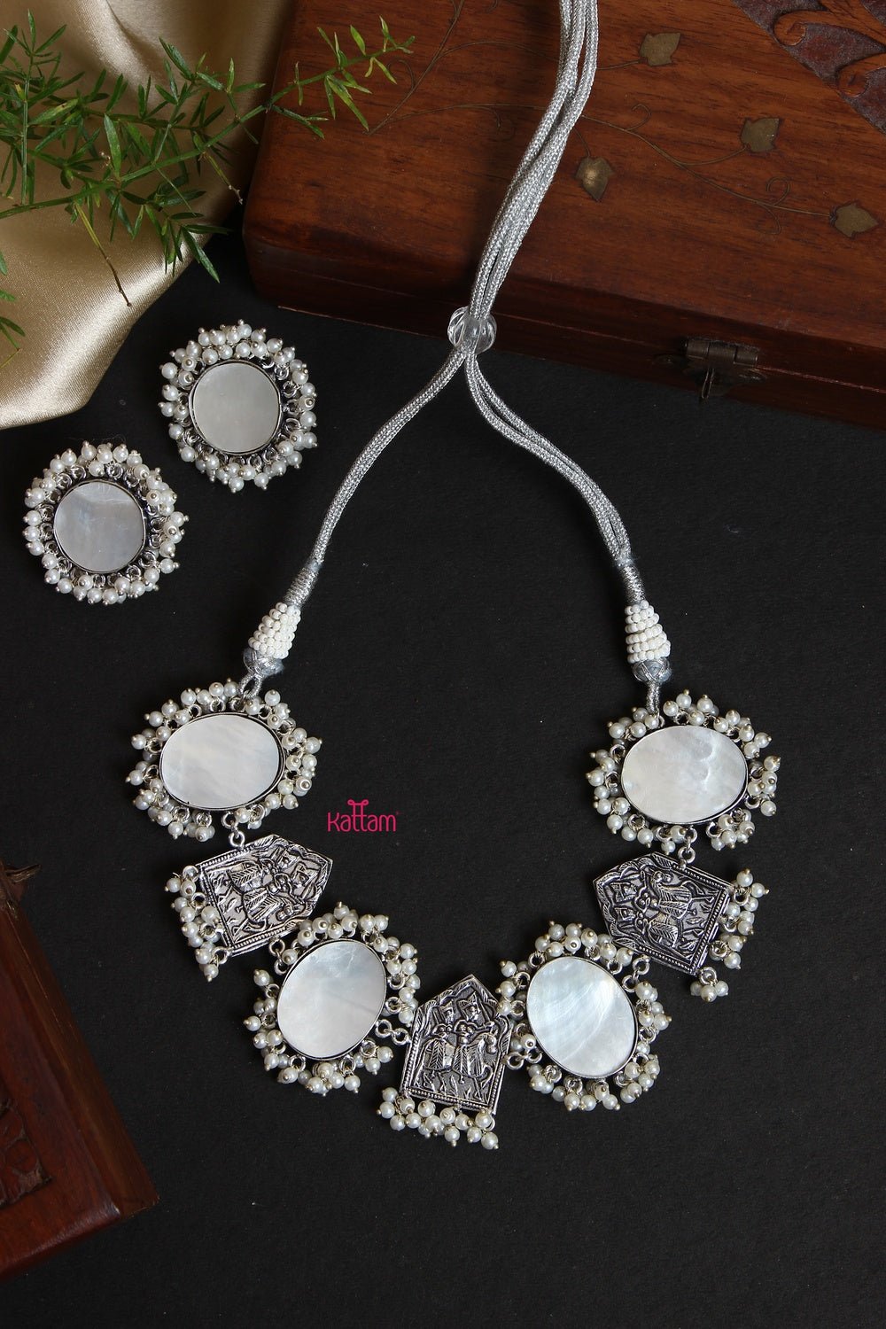 Exquisite Mirror Druzy Silver Lookalike Choker - N908