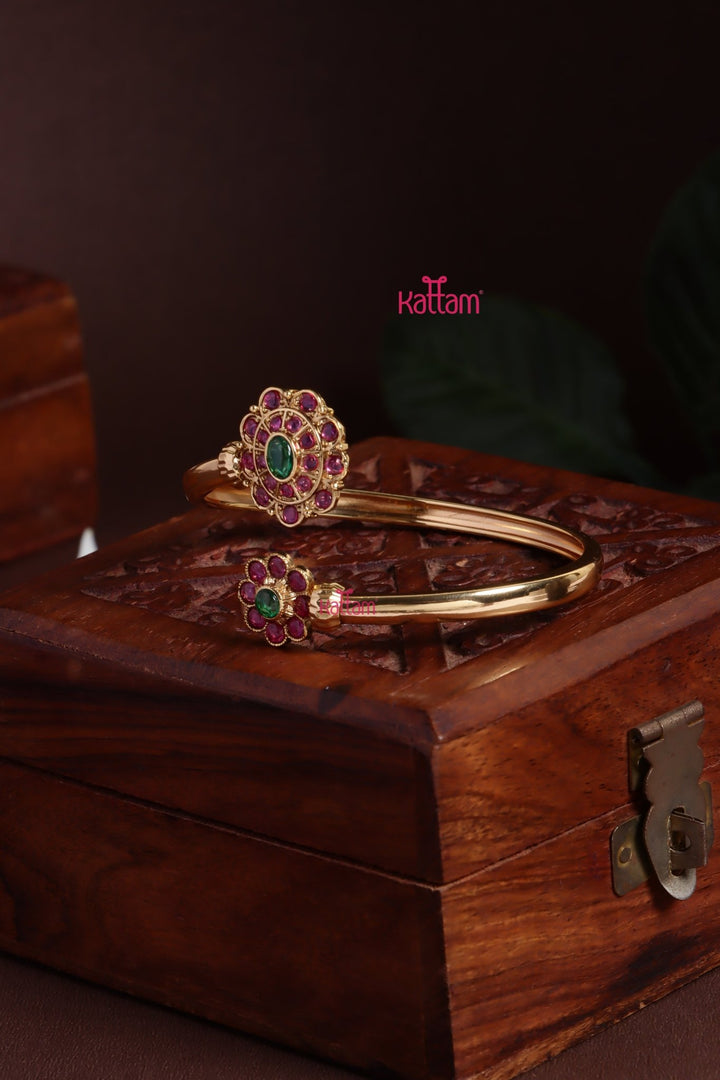 Flower Motif Kada - B610