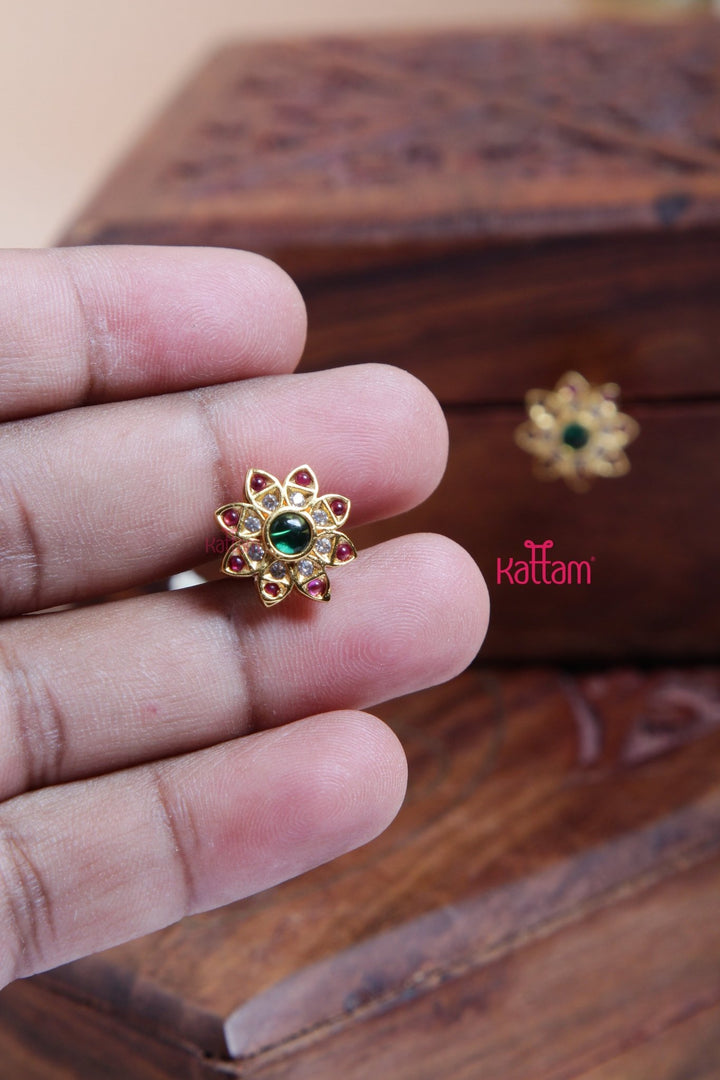 Goldtone Tiny Flower Stud - E902