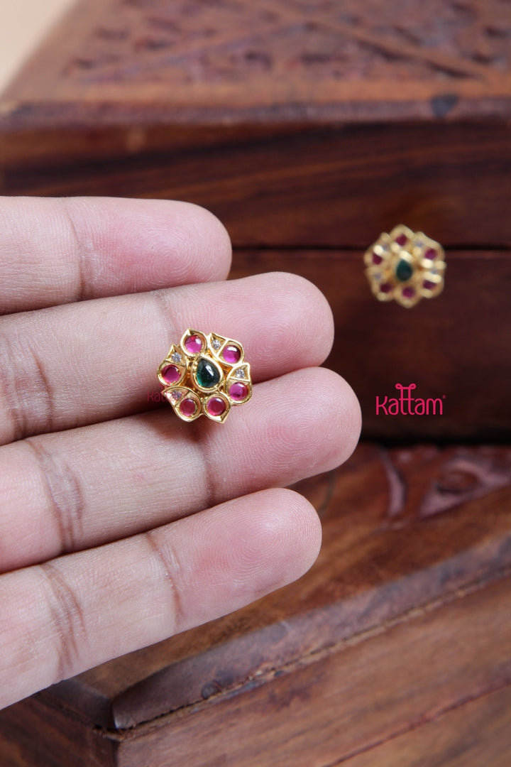 Goldtone Tiny Motif Stud - E906