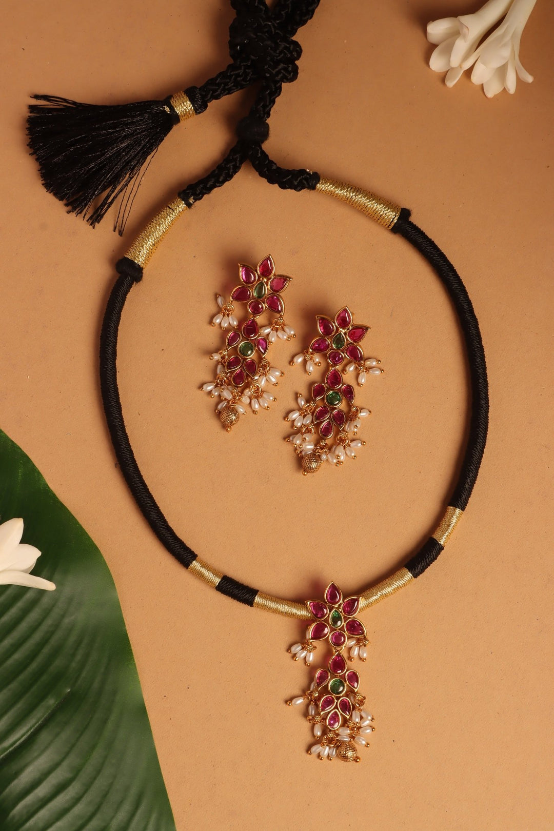 Handmade Rubygreen Leafy Black Thread Choker - N4093