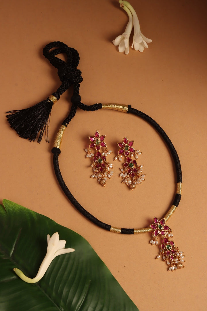 Handmade Rubygreen Leafy Black Thread Choker - N4093