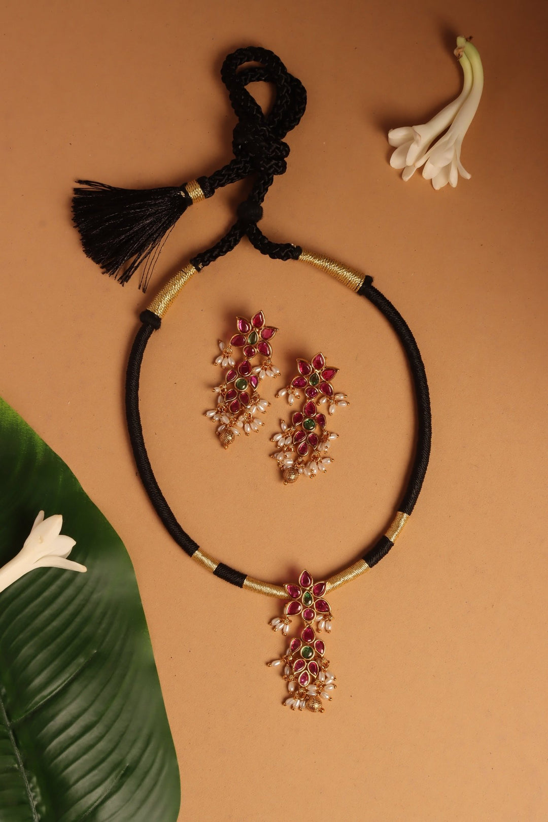 Handmade Rubygreen Leafy Black Thread Choker - N4093