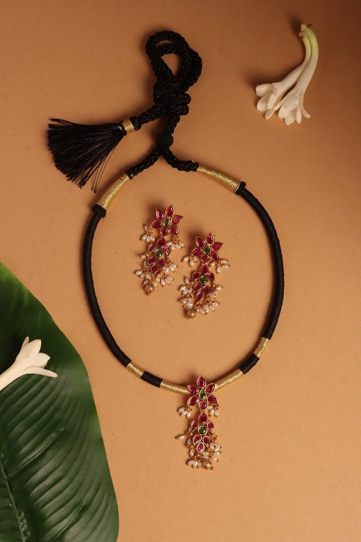 Handmade Rubygreen Leafy Black Thread Choker - N4093
