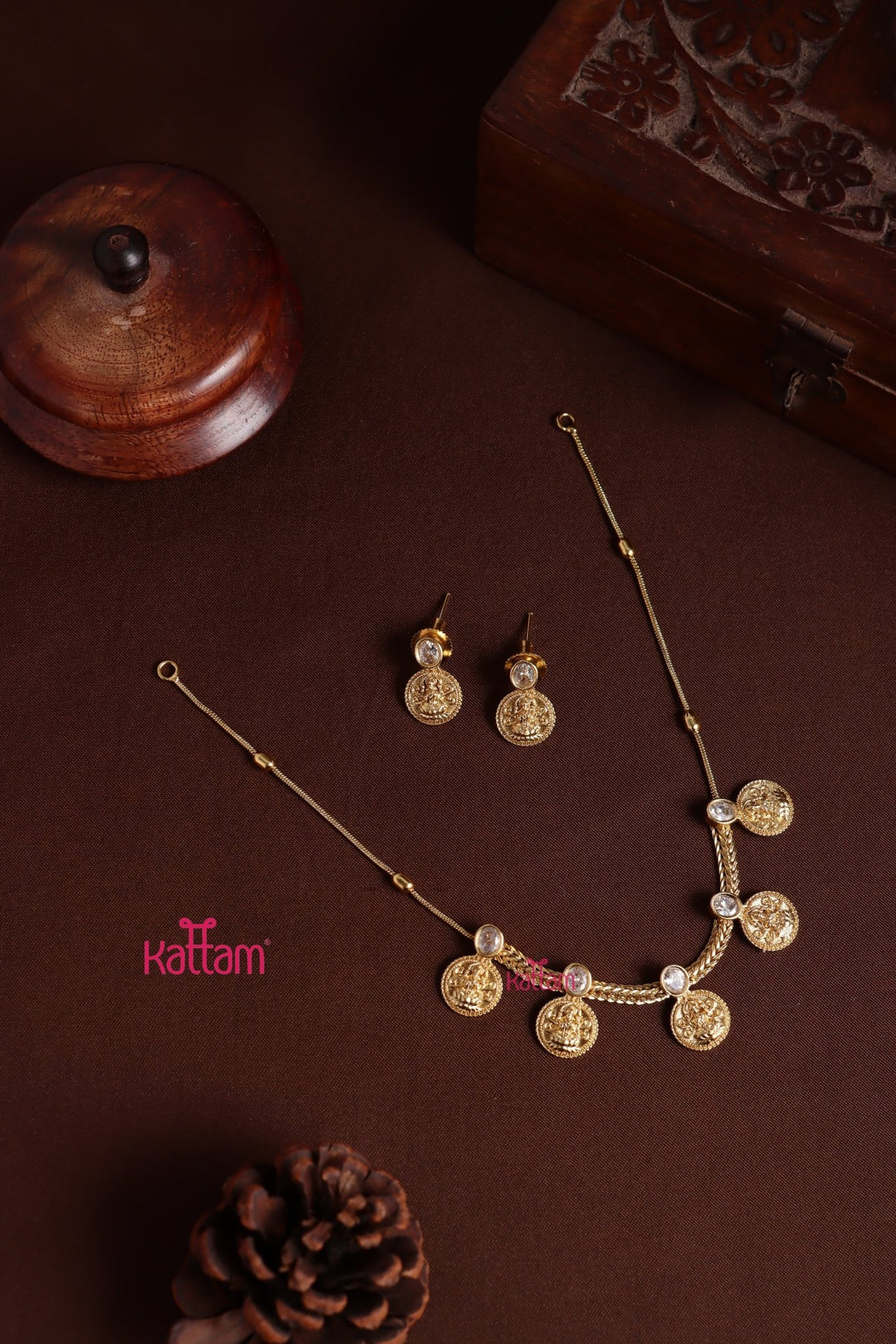 Kavinya - Coin White Stone Choker - N4008