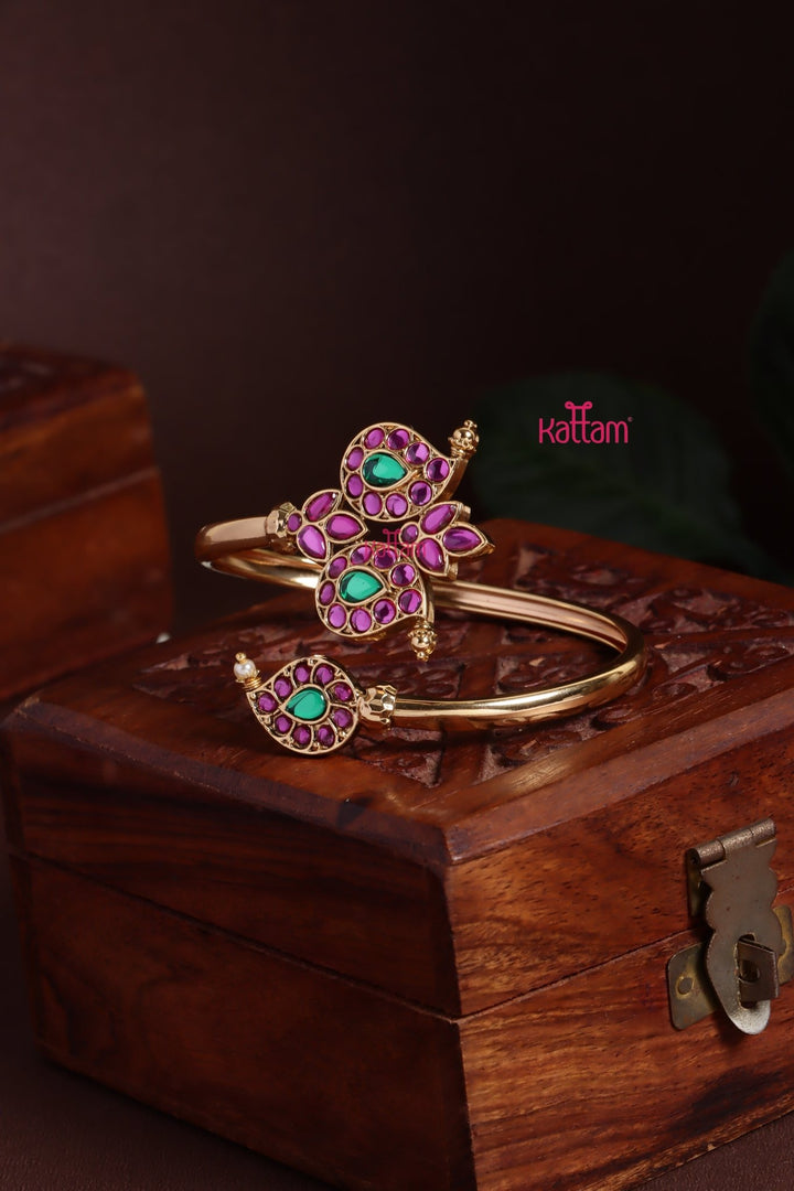Kemp Stone Paisley Kada - B623