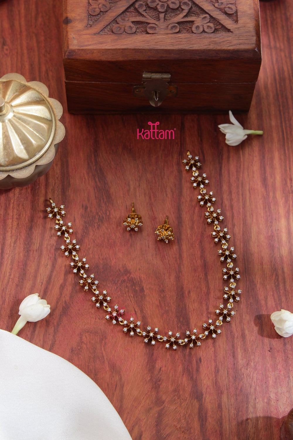 Mini White Flower Choker - N5174