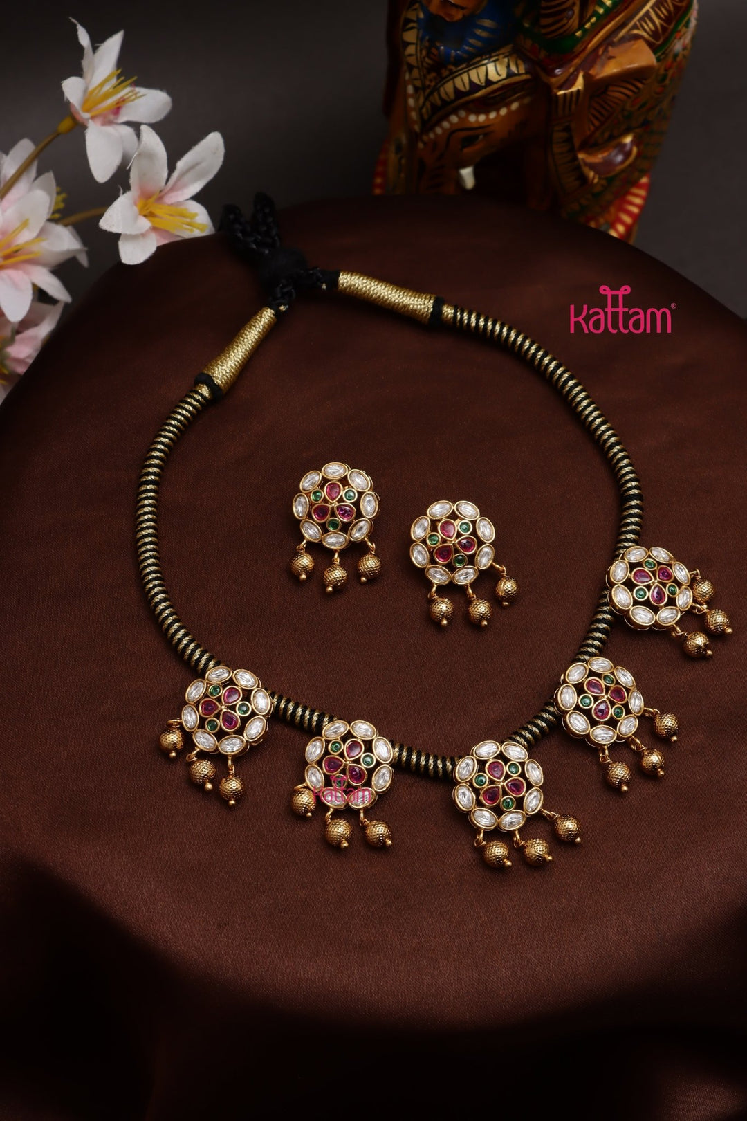 Mulstistone Round Pendant Handmade Thread Choker - N3770