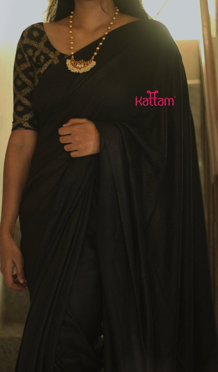 Nila - Half Moon Pendant Ball Necklace - N379