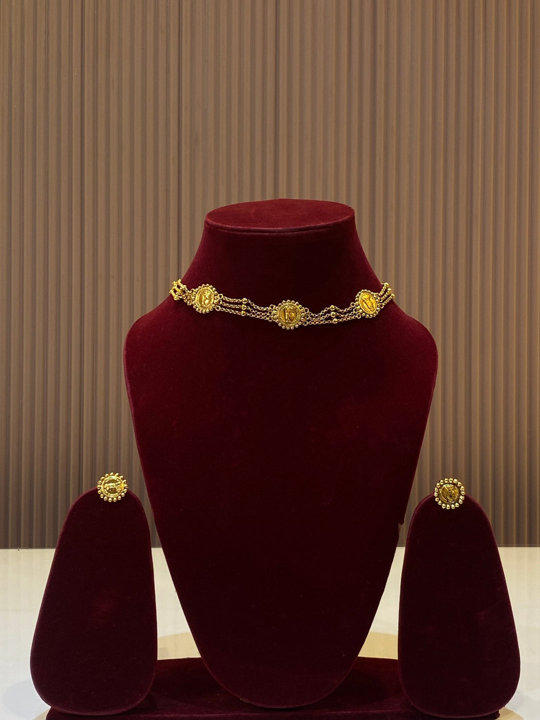 Queen Layered Chain Choker - SPN73