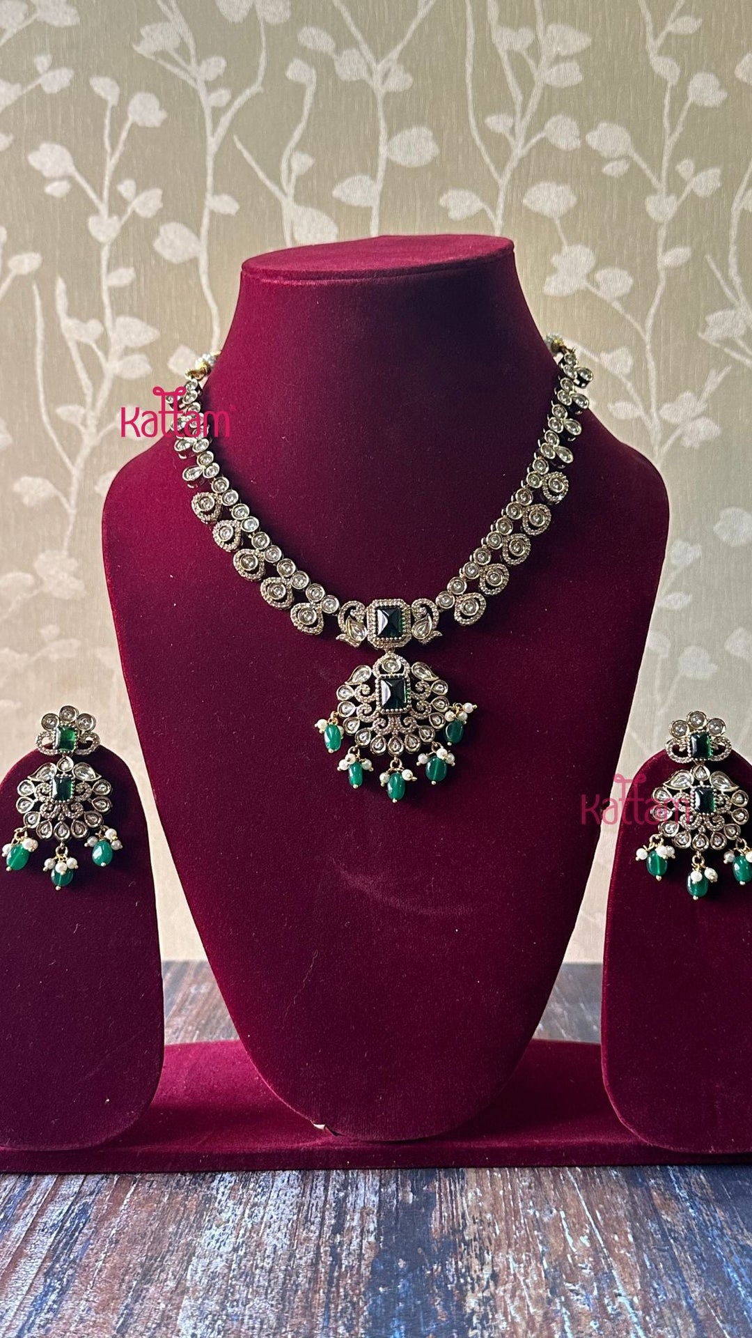 Sherin Victorian Green Short Necklace - N5048