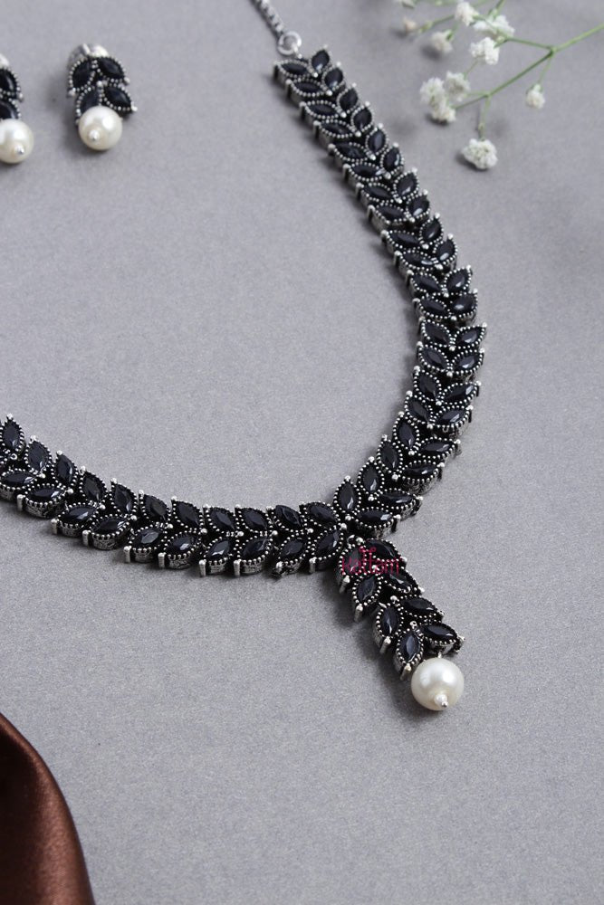 Silver Leafy Black Necklace - N2521