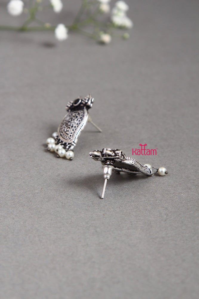 Silver Lookalike Manga Stud - E400