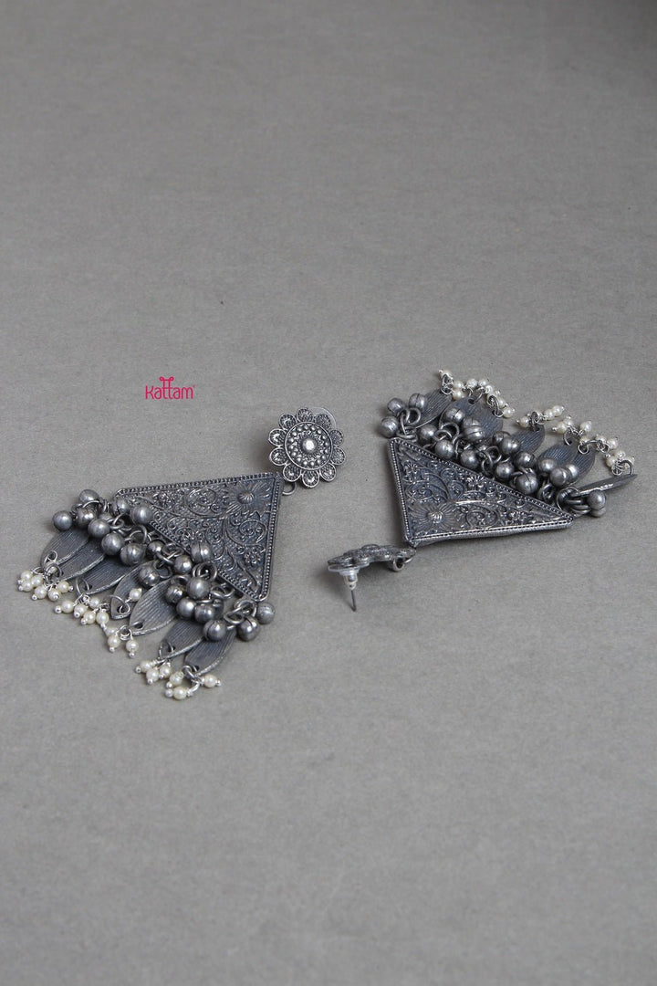 Silverlookalike Oxidised Earring - E128