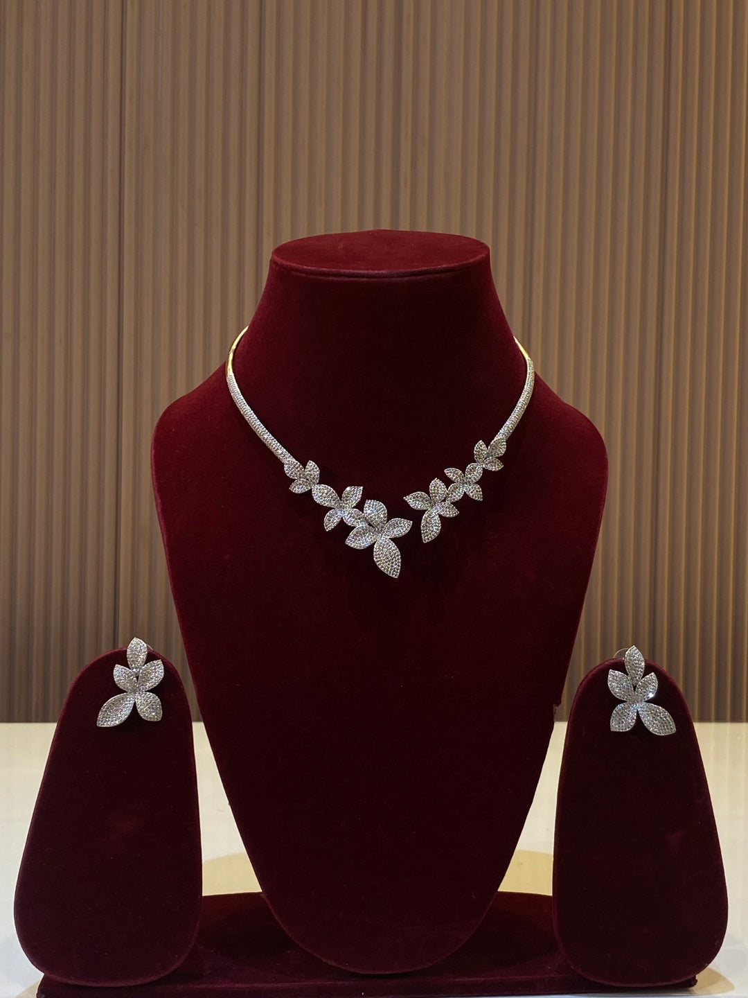 Silvertone Flower Petals Hasli Choker - SPN26