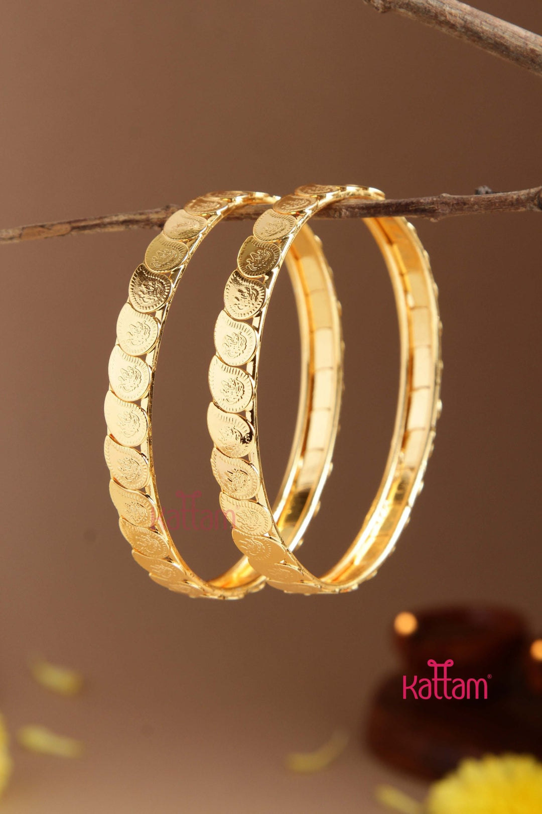 Simple Goddess Goldtone Manga Bangle - B512