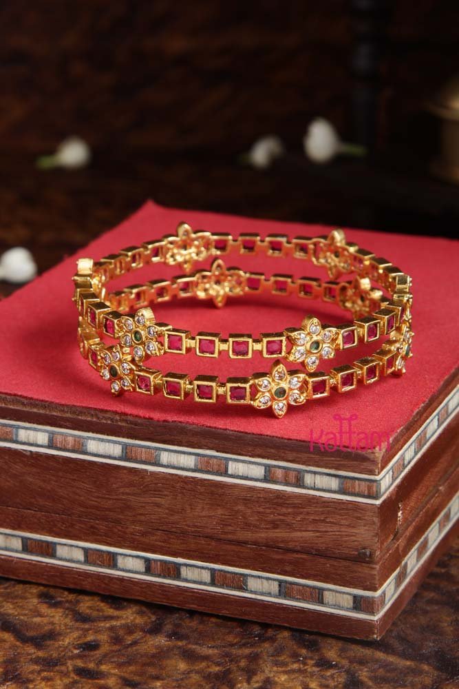 Small Kemp Flower Bangle - B439 - V4