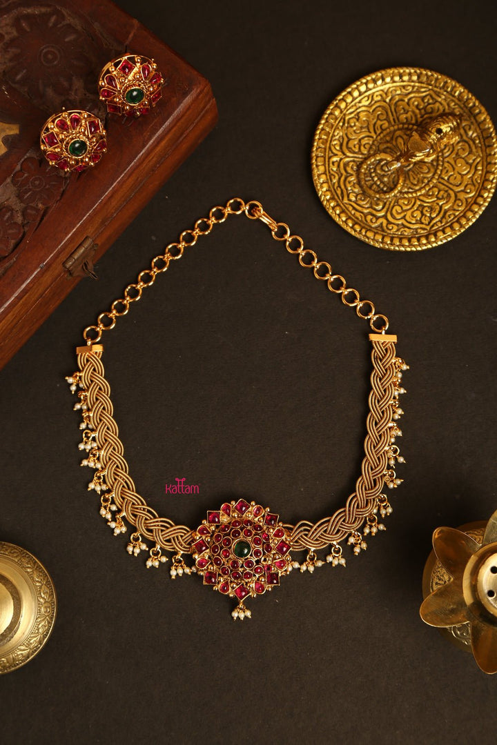 Viruksha - Handcrafted Twisted Chain Round Pendant Choker - N863
