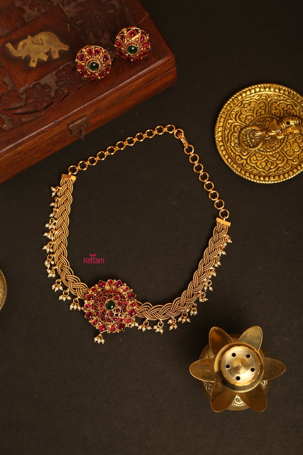 Viruksha - Handcrafted Twisted Chain Round Pendant Choker - N863