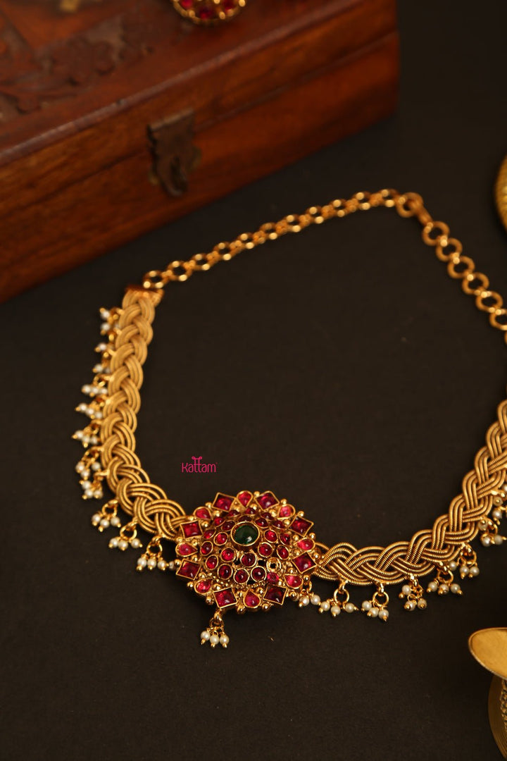 Viruksha - Handcrafted Twisted Chain Round Pendant Choker - N863