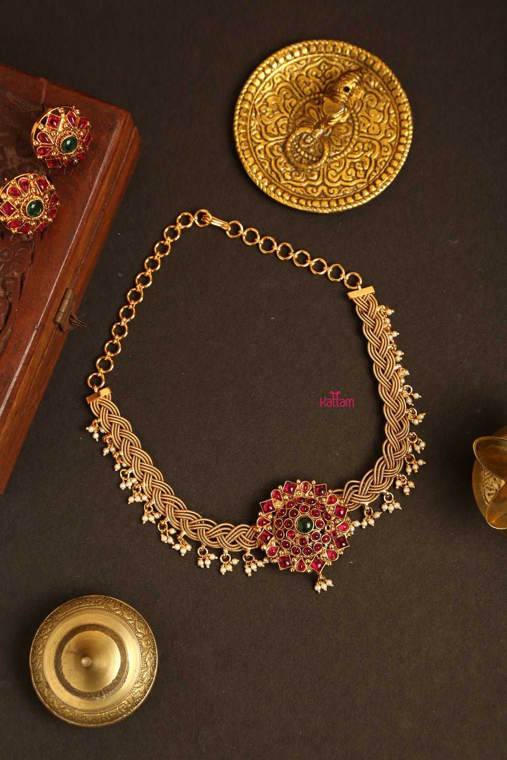 Viruksha - Handcrafted Twisted Chain Round Pendant Choker - N863