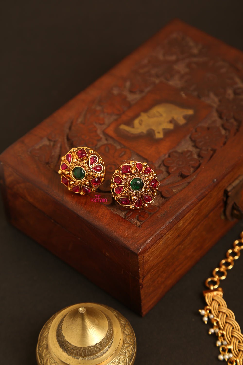 Viruksha - Handcrafted Twisted Chain Round Pendant Choker - N863