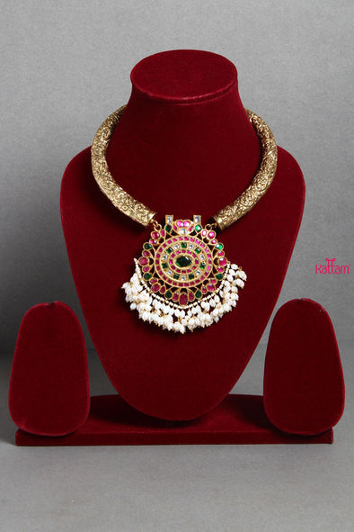 Engraved Kundan Hasli