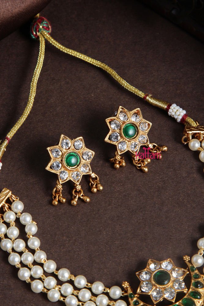 Budgetted Green Halfmoon Pearl Choker - N2065G